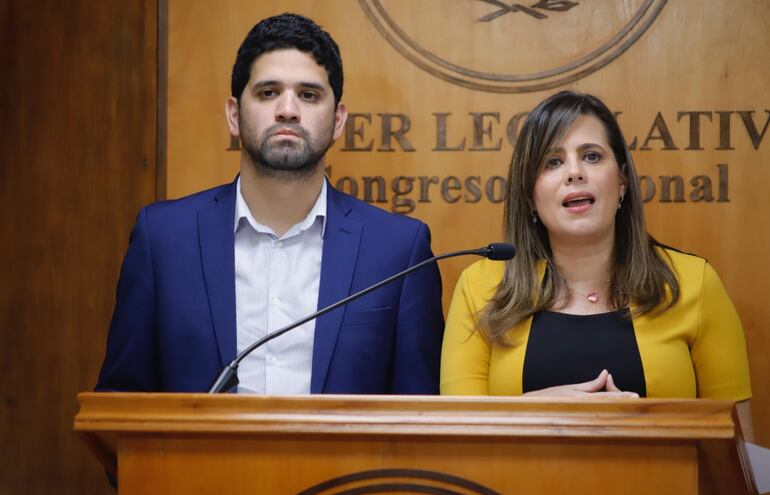 La senadora Kattya González y el diputado Raúl Benítez presentaron un proyecto de ley marco para filtrar la seriedad de las demás propuestas legislativas.
