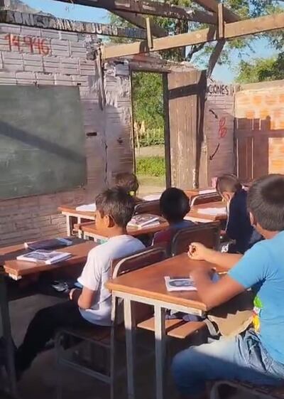 Aula sin techo en la escuela indígena N° 14.946 de Puerto Pinasco.