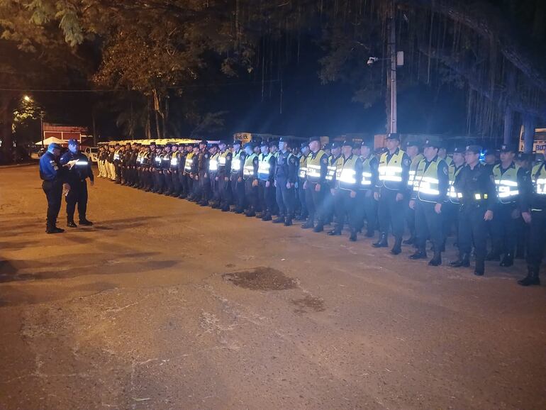 Un importante contingente policial fue destinado para ejecutar el operativo en la cárcel esteña.