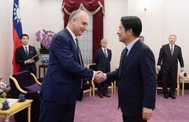 Vicepresidente de Taiwán y presidente electo, Lai Ching-te recibe a una delegación de Estados Unidos.