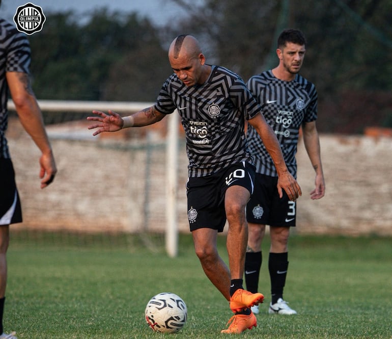 El colombiano Sergio Otálvaro y el uruguayo Ale Silva, dos referentes en Olimpia.
