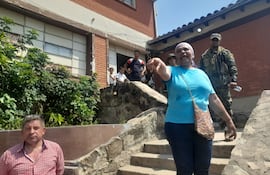 Una mujer Ishir, pedia explicaciones durante las manifestaciones que se hicieron frente al hospital de Fuerte Olimpo, por la muerte de una embarazada de dicha comunidad indigena.