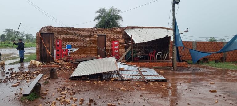 Otra de las viviendas afectadas por el temporal en la zona de San Ignacio Misiones.