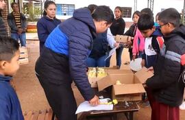 Cada uno de los más de 200 escolares de cinco escuelas de Yaguarón retiraron diez pollitos. En total fueron distribuidos 2.080 unidades de aves.