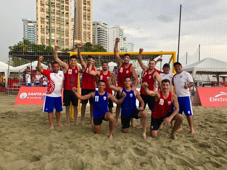 Los Guerreros celebran la victoria contra Ecuador, triunfo que les permite disputar hoy el juego por el quinto lugar, contra Brasil. La final masculina será entre Argentina y Uruguay.