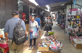 El centro comercial de Alberdi, recibe diariamente a cientos de turistas de compras.