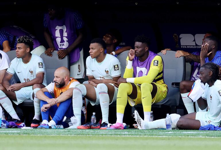 Kylian Mbappé de Francia es visto en el banco con una bolsa de hielo en su tobillo derecho durante el partido de cuartos de final de la Copa Mundial de la FIFA 2026 entre Francia y Marruecos en el Boston Stadium, en Foxborough, Massachusetts.