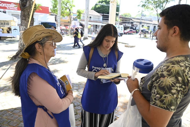 Voluntarios predican leyendo la biblia y peregrinos y vendedores ambulantes. 