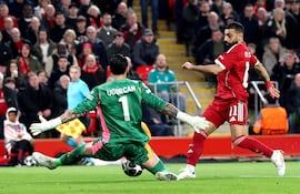 LIVERPOOL (Reino Unido), 18/03/2026.- Mohamed Salah (D) del Liverpool en acción contra el portero del Galatasaray, Ugurcan Cakir, durante el partido de vuelta de los octavos de final de la UEFA Champions League entre el Liverpool y el Galatasaray en Liverpool, Gran Bretaña, el 18 de marzo de 2026. (Liga de Campeones, Gran Bretaña, Reino Unido) EFE/EPA/ADAM VAUGHAN