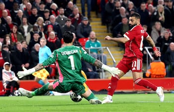 LIVERPOOL (Reino Unido), 18/03/2026.- Mohamed Salah (D) del Liverpool en acción contra el portero del Galatasaray, Ugurcan Cakir, durante el partido de vuelta de los octavos de final de la UEFA Champions League entre el Liverpool y el Galatasaray en Liverpool, Gran Bretaña, el 18 de marzo de 2026. (Liga de Campeones, Gran Bretaña, Reino Unido) EFE/EPA/ADAM VAUGHAN