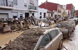 Aspecto de una calle de La Torre, este viernes. Miles de personas se han desplazado desde Valencia a La Torre para ayudar a los afectados por las inundaciones causadas por la DANA, este viernes.