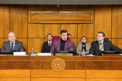 El ministro de Economía, Carlos Fernández Valdovinos compartió la mesa con el presidente de la comisión de Hacienda, Silvio "Beto" Ovelar (ANR, HC), a diferencia de la invitada principal, la ministra de Salud, María Teresa Barán, con quien mantiene una disputa interna.