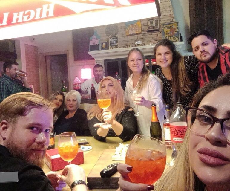 Comunicadores y activistas vinculados al cartismo en la residencia de Carlos Oleñik, que fue allanada ayer por la Senad y el Ministerio Público.