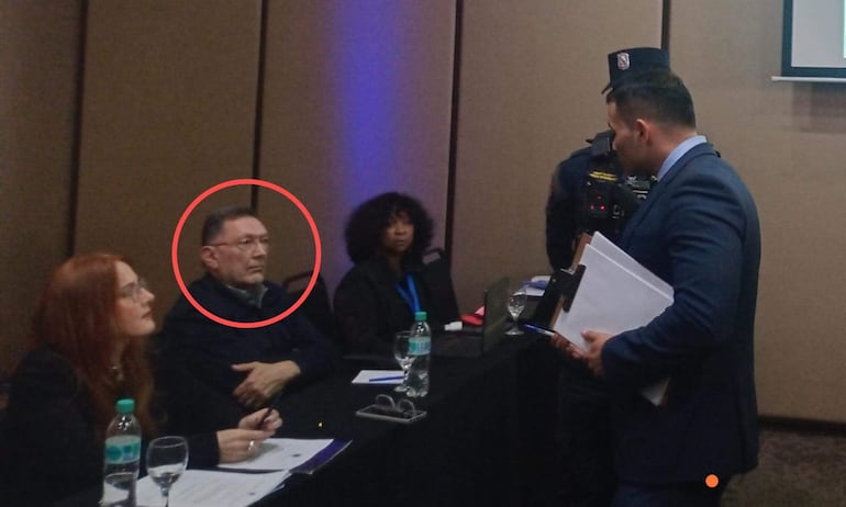 En círculo, el exsacerdote argentino acusado de abuso sexual en niños, en la mesa evaluadora del posgrado del Isics, en el Hotel Crowne Plaza.