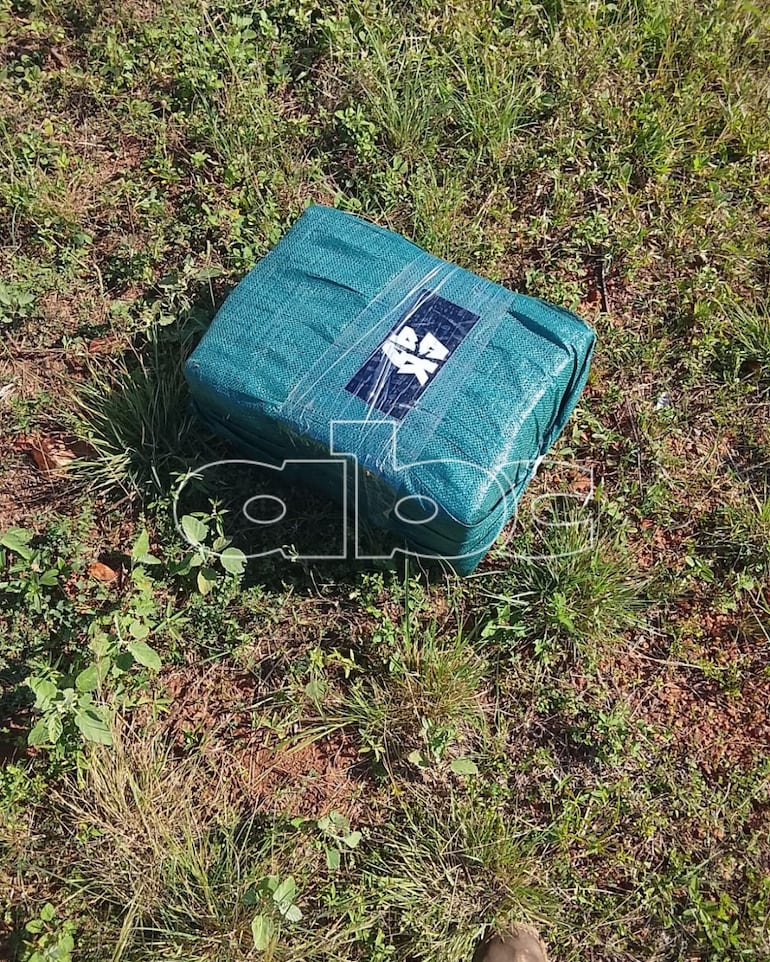 Uno de los paquetes de presumiblmente cocaína, que llevaba dentro la aeronave Cessan, con el distintivo de "AK 47".