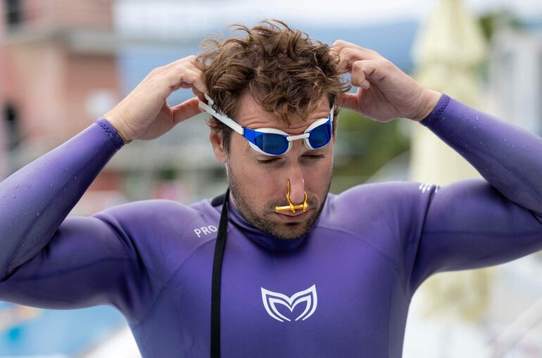 El apneísta croata Vitomir Maričić, de 40 años, se prepara para una sesión de entrenamiento en la piscina de Rijeka, el 4 de octubre de 2025.