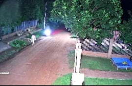 En la captura del video se observa al motociclista que se dirigía directamente hacia la joven, a quien terminó atropellando, provocándole lesiones.