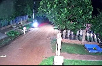 En la captura del video se observa al motociclista que se dirigía directamente hacia la joven, a quien terminó atropellando, provocándole lesiones.