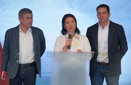 La candidata a la Presidencia de Perú Keiko Fujimori habla junto a su formula vicepresidencial, Luis Galarreta (i) y Miguel Torres, tras los resultados de la segunda vuelta de las elecciones este domingo, en Lima (Perú).