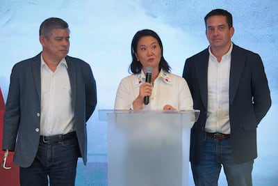 La candidata a la Presidencia de Perú Keiko Fujimori habla junto a su formula vicepresidencial, Luis Galarreta (i) y Miguel Torres, tras los resultados de la segunda vuelta de las elecciones este domingo, en Lima (Perú).