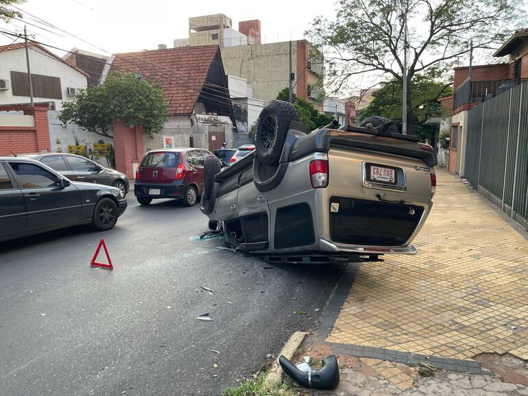 Así quedó el Toyota Hilux involucrado en el choque de esta mañana, sobre Herrera y Pa'i Pérez, centro de Asunción.