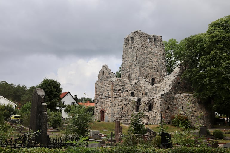 Ruinas de la iglesia de St. Olof en Sigtuna, Suecia.