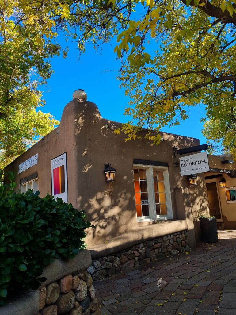 Anualmente, de 1.5 a 2 millones de viajeros son atraídos por el encanto de Canyon Road