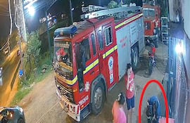 Video muestra cómo bomberos salvaron a una niña que se atragantó con un juguete.