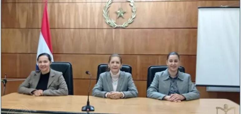 El Tribunal de Sentencia Nº 3 de Pilar, integrado por las magistradas Ana Gloria Guillén (presidenta), Viviana Portillo Pérez y Sandra Elizabeth Duarte, dictaron la condena de 17 años de cárcel de Porfirio Espínola (Ovecha) por un hecho de feminicidio.