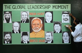 Un artista da los últimos retoques a retratos de los líderes de los países miembros de los BRICS en Amritsar, el 10 de septiembre de 2026, antes de la cumbre de los BRICS que se celebrará los días 12 y 13 de septiembre en Nueva Delhi. (Foto de Narinder NANU / AFP)
