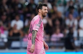 Lionel Messi del Inter Miami CF reacciona durante el partido de la Fase Uno de la Leagues Cup entre el Inter Miami CF y el León en el Nu Stadium, en Miami, Florida.
