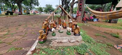 Una familia proveniente desde Areguá se instalan en la plaza Boquerón de San Juan Bautista, Misiones, para una buena venta de sus trabajos.