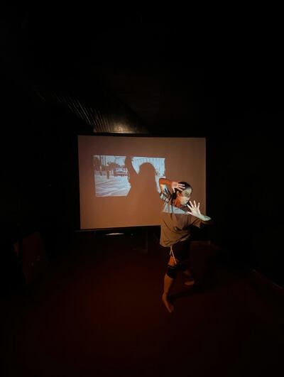 Paola Ferraro en pleno proceso de ensayo de "La mujer que escupe fuego".