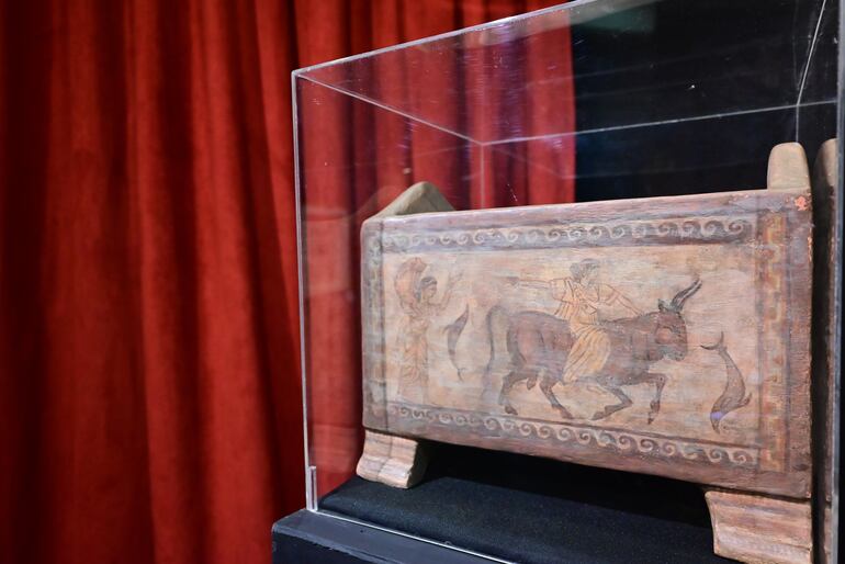 Urna etrusca del siglo V a.C. con cuatro figuras aladas diferentes en todas sus caras.