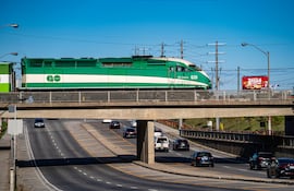 Vista del tren de GO Transit cruzando el puente sobre la calle. Toronto, Canadá