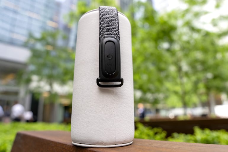 Fotografía que muestra el Fitbit Air de Google, un monitor de actividad física, que destaca por prescindir de una pantalla y se gestiona exclusivamente a través de una aplicación en el teléfono, este martes en Nueva York (Estados Unidos).