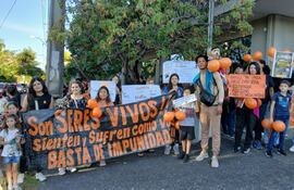 Activistas marchan en contra del maltrato animal en la ciudad de Asunción.