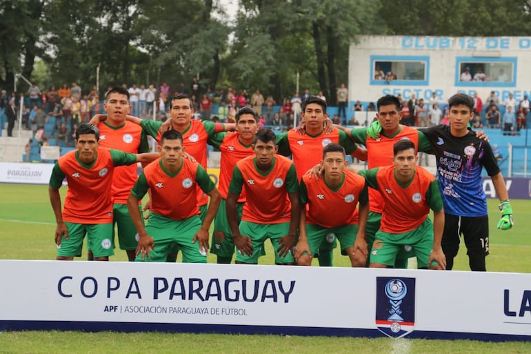 Los jugadores del Sport Puerto Diana posan para la fotografía previa al partido contra Sol de América de Pastoreo por la Copa Paraguay 2021 en el estadio Luis Salinas, en Itauguá, Paraguay.