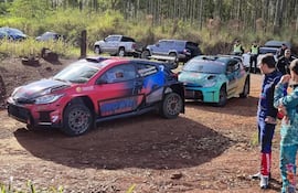 El español Rogelio Peñate (derecha), copiloto del paraguayo Diego Domínguez Bejarano, y el sueco Jonas Andersson, navegente del inglés Gus Greensmith, momentos antes del inicio del Monday Test.