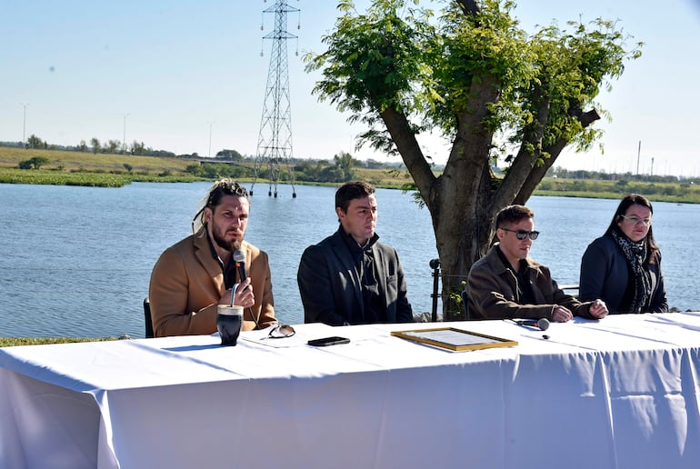 Conferencia  Prensa Gira Néstor Lo y los Camina en 	Tatakua Costanera.