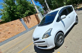 Automóvil Toyota Ractis blanco encontrado en poder de los sospechosos. Según los investigadores este vehículo facilitó la ubicación de la guarida de los presuntos asaltantes.