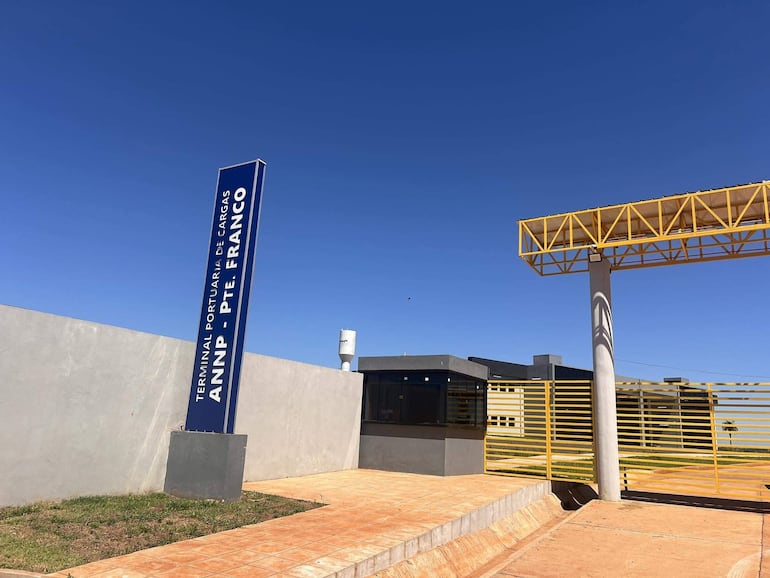 Cartel vertical de la Terminal Portuaria de Cargas ANNP, con cielo despejado y estructura moderna en el entorno.