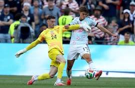 Matt Freese de Estados Unidos y la figura del partido, el goleador belga Charles De Ketelaere, que convirtió dos tantos y robó el balón al portero (en la foto) para el tercer tanto de su selección, que avanzó a cuartos.
EFE