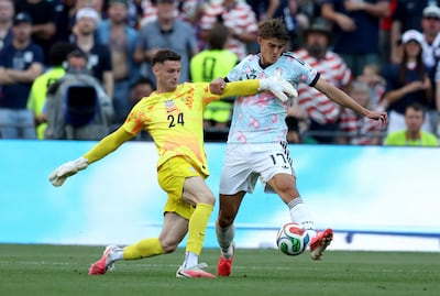 Matt Freese de Estados Unidos y la figura del partido, el goleador belga Charles De Ketelaere, que convirtió dos tantos y robó el balón al portero (en la foto) para el tercer tanto de su selección, que avanzó a cuartos.
EFE
