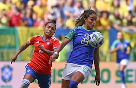 Gabi Nunes (d) de Brasil disputa un balón con Michelle Olivares de Chile, en un partido amistoso entre Brasil y Chile en el estadio Mané Garrincha en Brasilia (Brasil). Brasil se prepara para competir en la Copa Mundial Femenino 2023. EFE/ Andre Borges