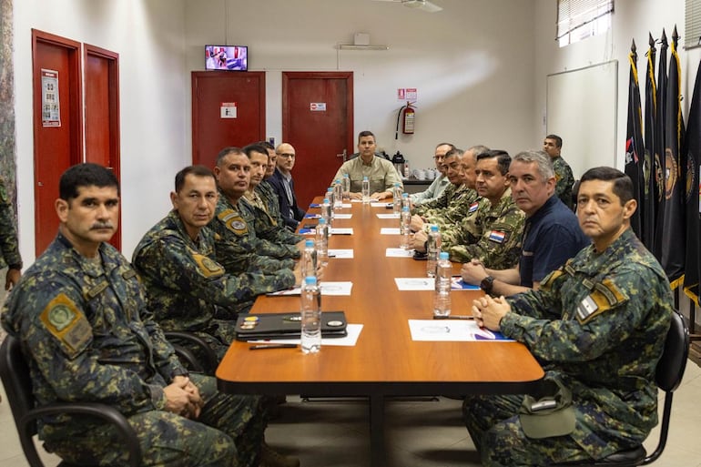 Santiago Peña en una reunión en el Centro de Operaciones del CODI en Concepción. Junto a nuestros altos mandos militares.