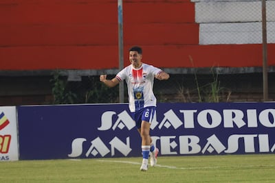 El defensor del 3 de Noviembre del Barrio San Pablo, Alexis Prieto celebra el tanto de apertura en el marcador frente al General Caballero de Mallorquín, en el estadio Ka'arendy. (Foto: @IntermediaAPF)