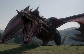 Dragón de gran tamaño con detalles en escamas brillantes y alas extendidas, en un fondo de paisaje medieval.