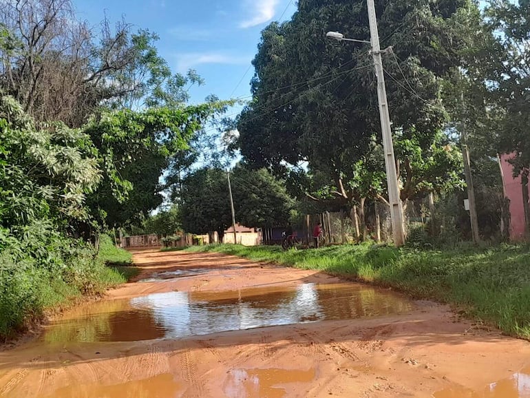Pobladores reclaman la reparación del acceso Redondo-Caapucumí.