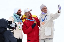Podio del esquí de montaña con el medallista de plata Nikita Filippov de Rusia (i), el español Oriol Cardona medalla de oro (c) y el bronce fue para el francés Thibault Anselmet.